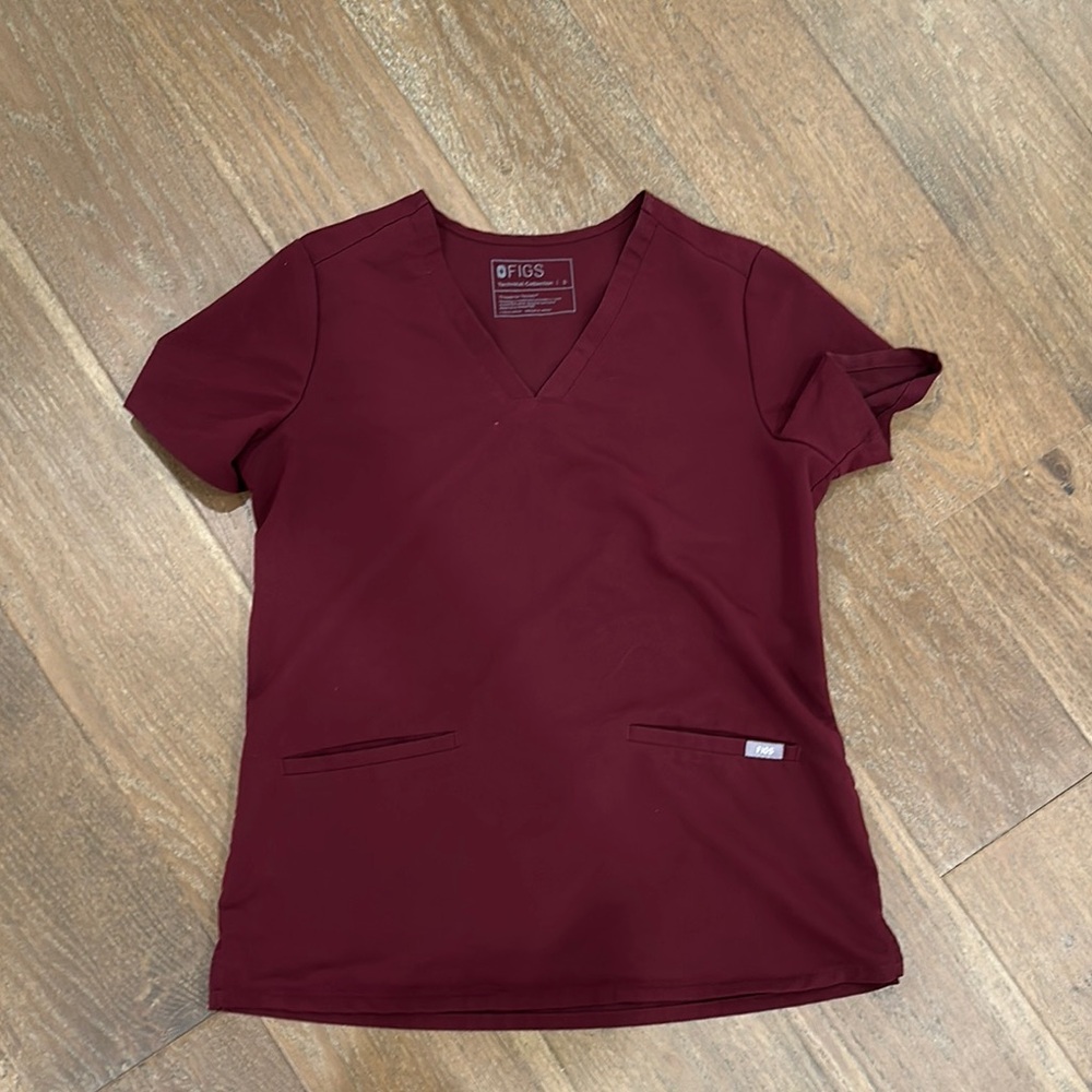 Figs Women's Short Sleeve Tee in Maroon (2 pockets)